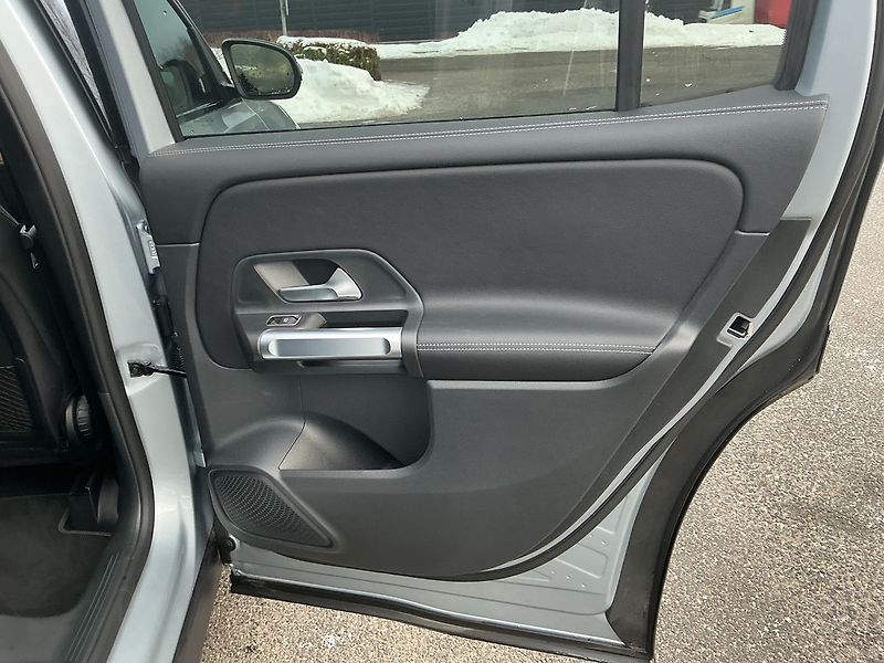 Mercedes-Benz GLB 200 d 4MATIC - fotka 19 z 26