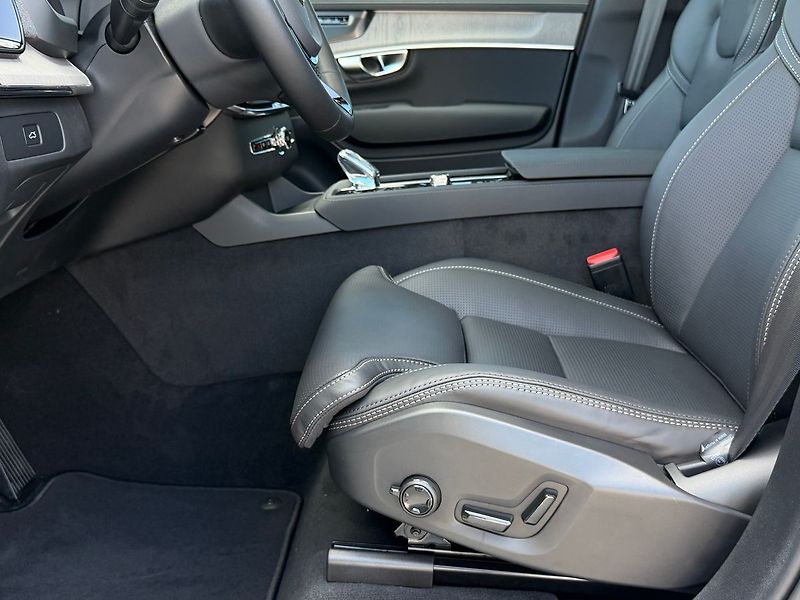 Volvo XC90 (2026) PLUS B5, Head up, Panorama, VZ - fotka 9 z 25