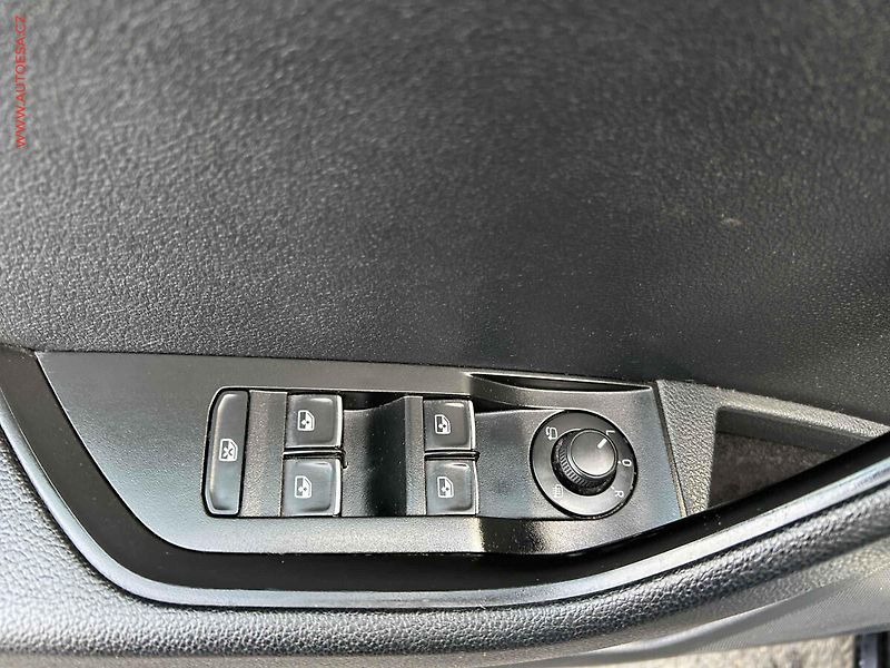 Škoda Superb (2016) 1.6 TDi, AC, výhřev sed. - fotka 11 z 19