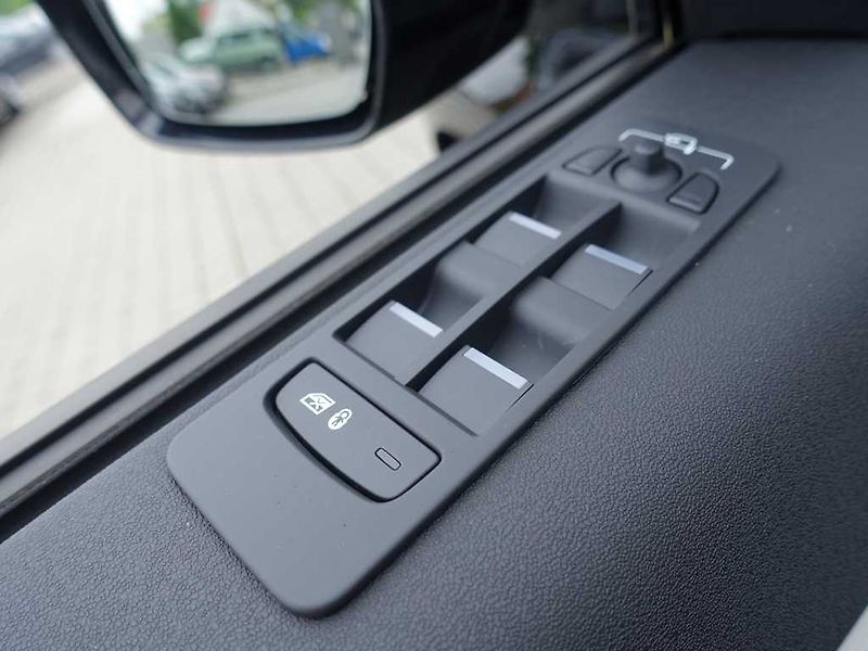 Land Rover Discovery Sport 2,0 R-Dynamic SE D200 - fotka 13 z 36