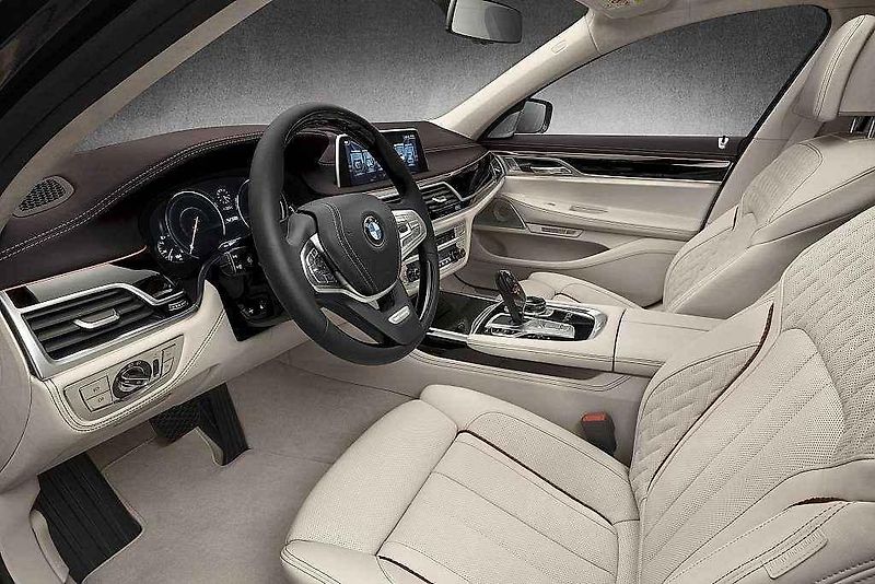 BMW M760Li xDrive.