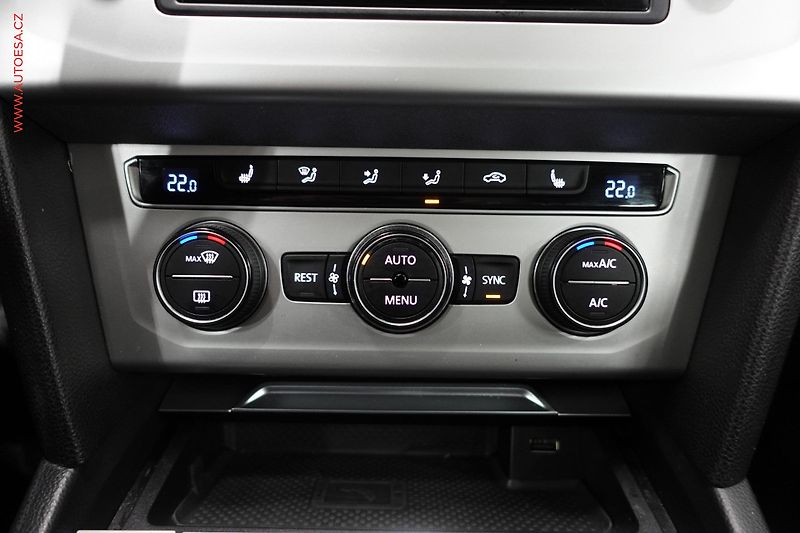 Volkswagen Passat (2015) 2.0 TDi, Comfortline, panor - fotka 18 z 21