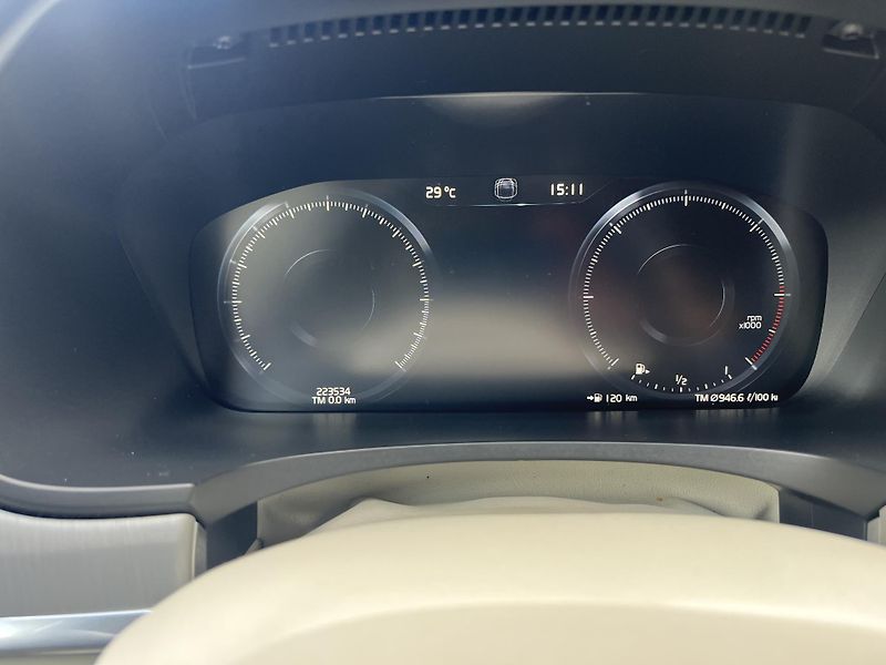 Volvo V90 (2019) 2,0 D4 140 Kw 4X4 AUT - fotka 13 z 20