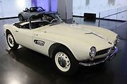 Stejně krásné je také BMW 507 z poloviny padesátých let. U zákazníků však neuspělo. Navzdory tomu, že mělo pod kapotou osmiválec 3,2 litru, výkon až 180 koní a jelo až 220 km/hod