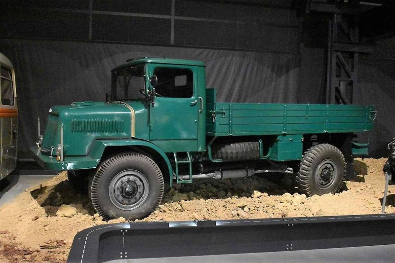 Tatra 111 ve válečné (vlevo) i poválečné verzi