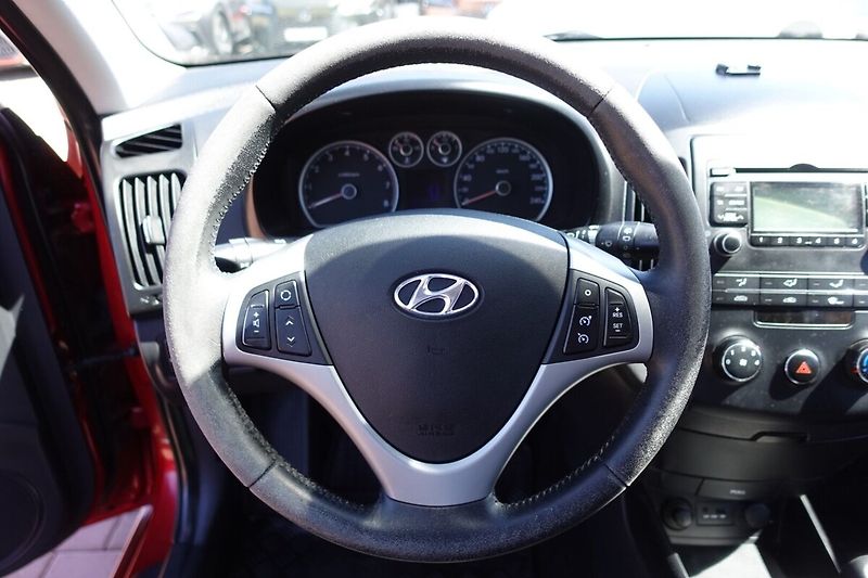 Hyundai i30 1,4i 80kW M/T - fotka 16 z 23