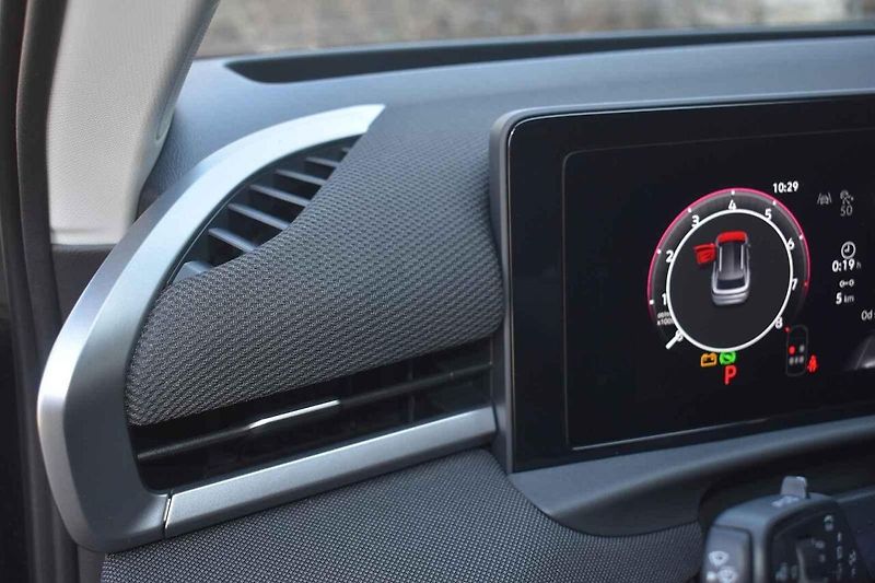Volkswagen T-Roc je výborně jezdící menší rodinné SUV.