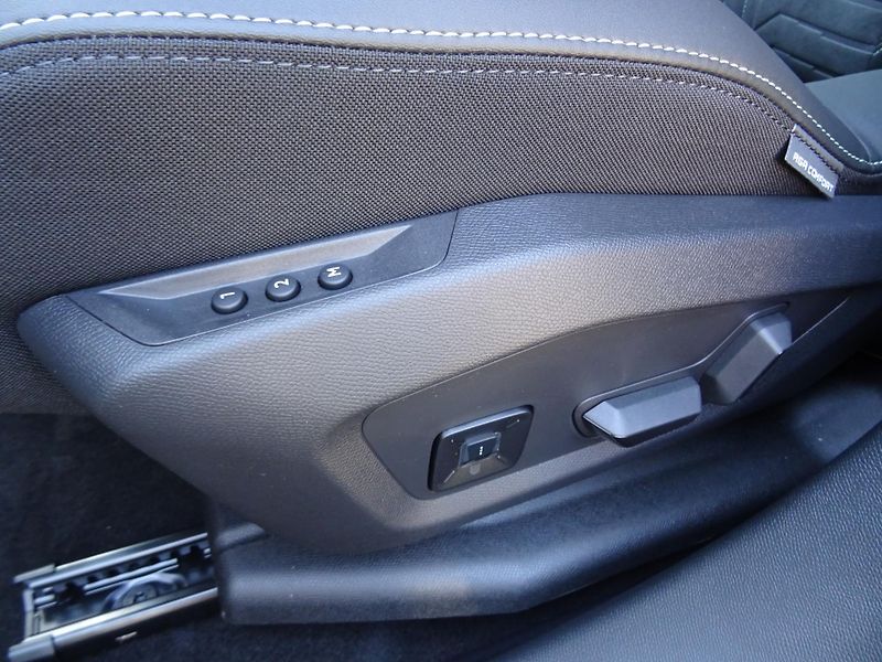 Peugeot 3008 (2026) GT Elektromotor 157kW / 210k - fotka 43 z 51