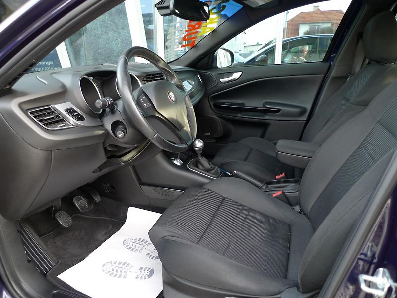Alfa Romeo Giulietta 1,4 TB 125kW Navi Panorama - fotka 14 z 39