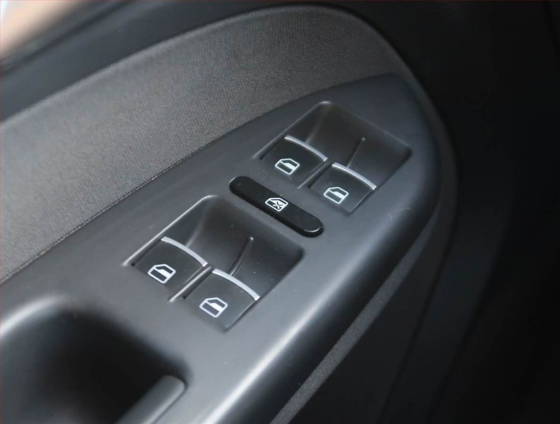 Volkswagen Touran (2012) Comfortline 1.6 TDI, Automat - fotka 16 z 19