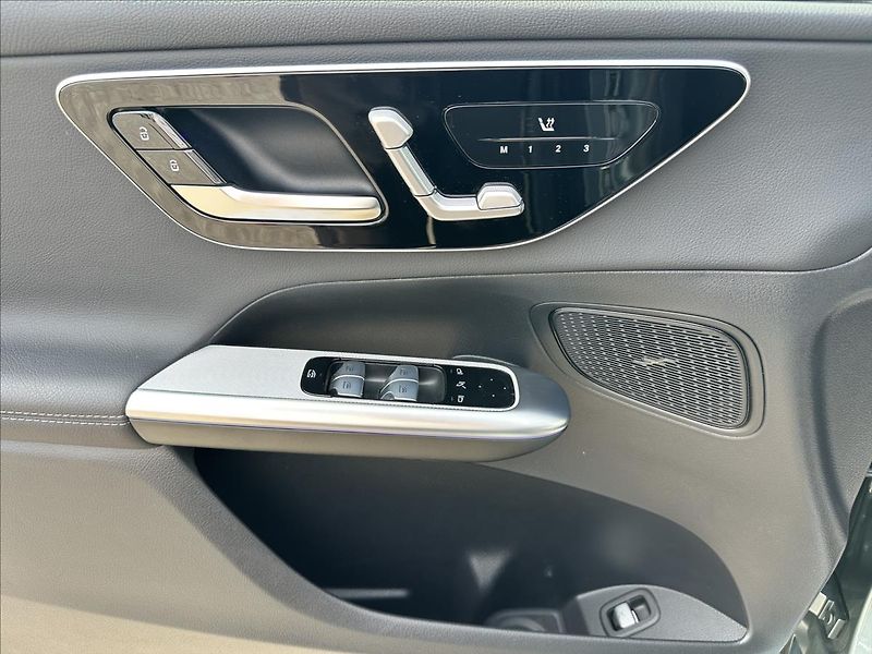 Mercedes-Benz GLC 220d 4MATIC AVANTGARDE - fotka 12 z 14