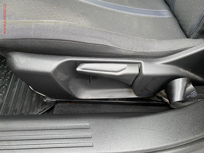 Peugeot 2008 (2019) 1.5 HDi, Allure, AT, LED - fotka 14 z 18
