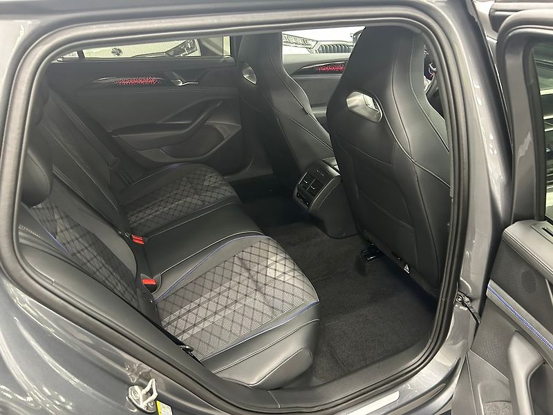 Volkswagen Passat (2025) R-Line Black 142kW DSG 4WD | Z - fotka 30 z 65