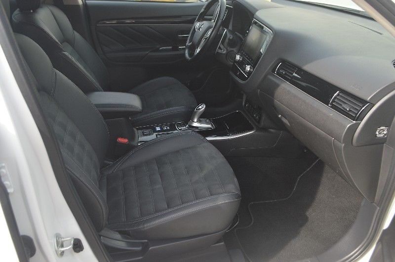 Mitsubishi Outlander 2,4 4x4 - fotka 3 z 26