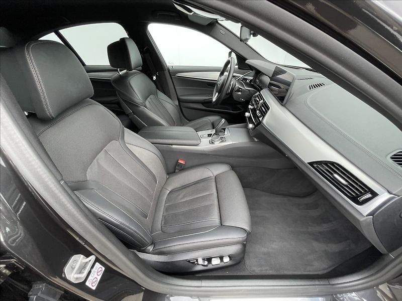 BMW Řada 5 2,0 530e xDrive A8 Luxury Line - fotka 17 z 22