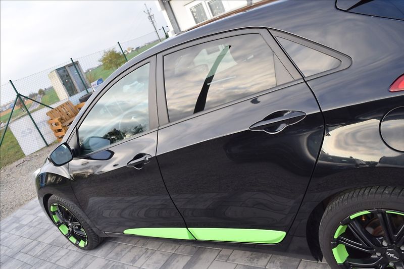 Hyundai i30 1,6 CRDi 81KW BALCK & LIME - fotka 13 z 48