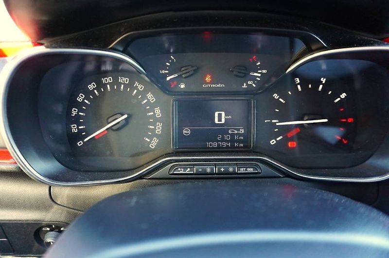 Citroën C3 (2018) SHINE 1,2 PT 60 kW - fotka 36 z 51