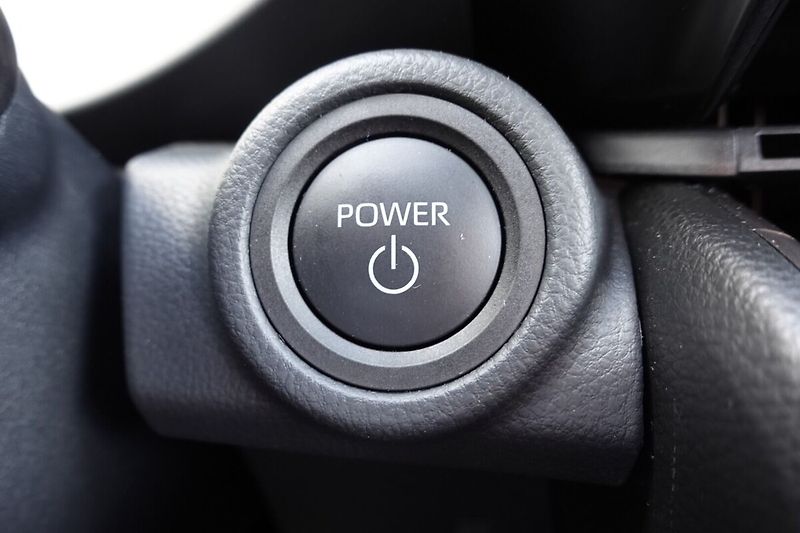 Toyota C-HR 2,0 PHEV Plug-in Style bi-tone - fotka 29 z 33
