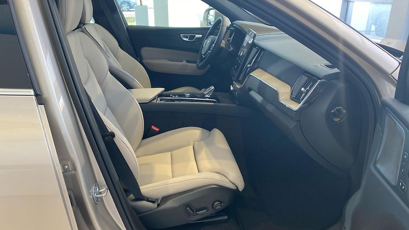 Volvo XC60 (2026) PLUS BRIGHT, B5 AWD, 184+10 kW - fotka 14 z 14