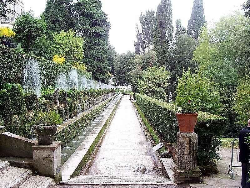 Přímo pod Varhaní fontánou se nachází fontána Neptunova.