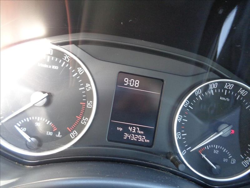Škoda Octavia 1,6 - fotka 16 z 23