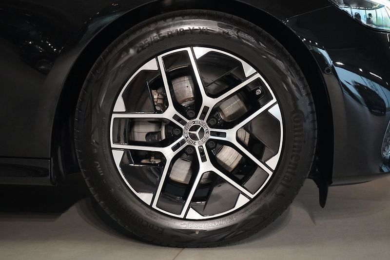 Mercedes-Benz Třídy E 220d 4MATIC, KEYLESS,DISTRONIC - fotka 7 z 43