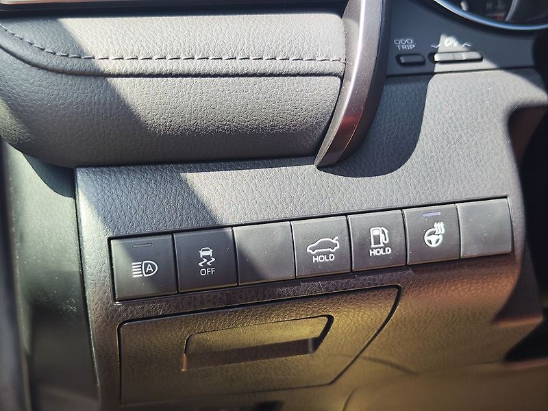 Toyota Camry 2.5 HEV/160kW Executive e-CVT - fotka 30 z 35