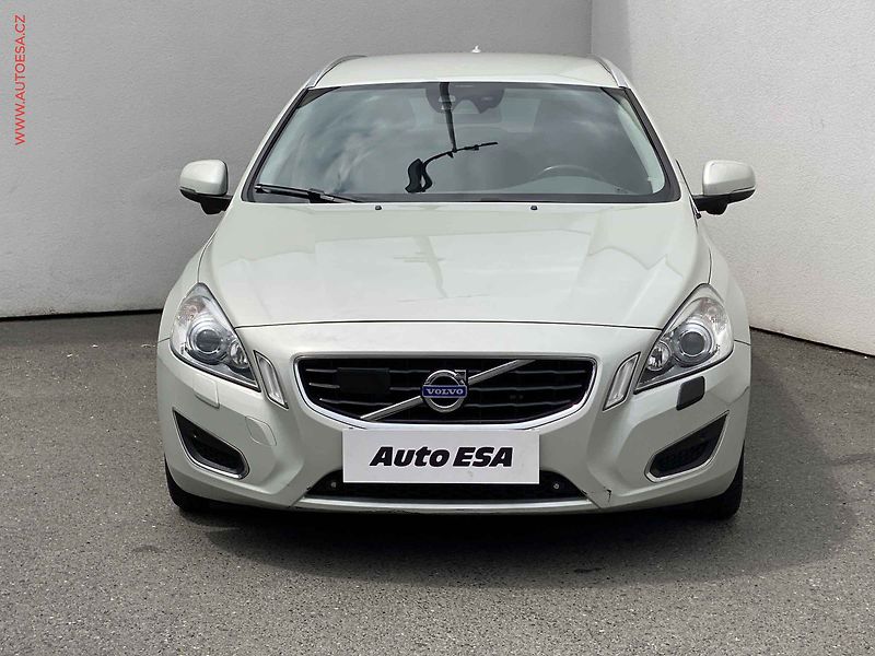 Volvo V60 (2011) 2.4 D5 4x4, AT, xenon, kůže - fotka 2 z 17