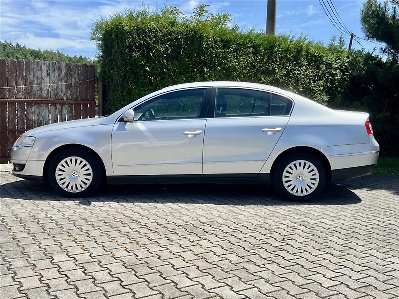 Volkswagen Passat 2,0 FSI  COMFORTLINE - fotka 2 z 28