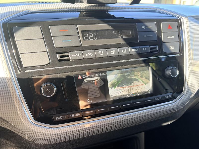 Volkswagen e-up! 64kW KAMERA SOH 84% - fotka 27 z 36
