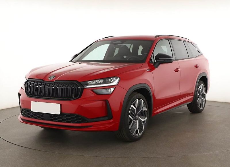 Škoda Kodiaq Kodiaq umí podržet v každé situaci – nabízí adaptivní tempomat, udržování v pruhu, nouzové brzdění i chytré parkování.