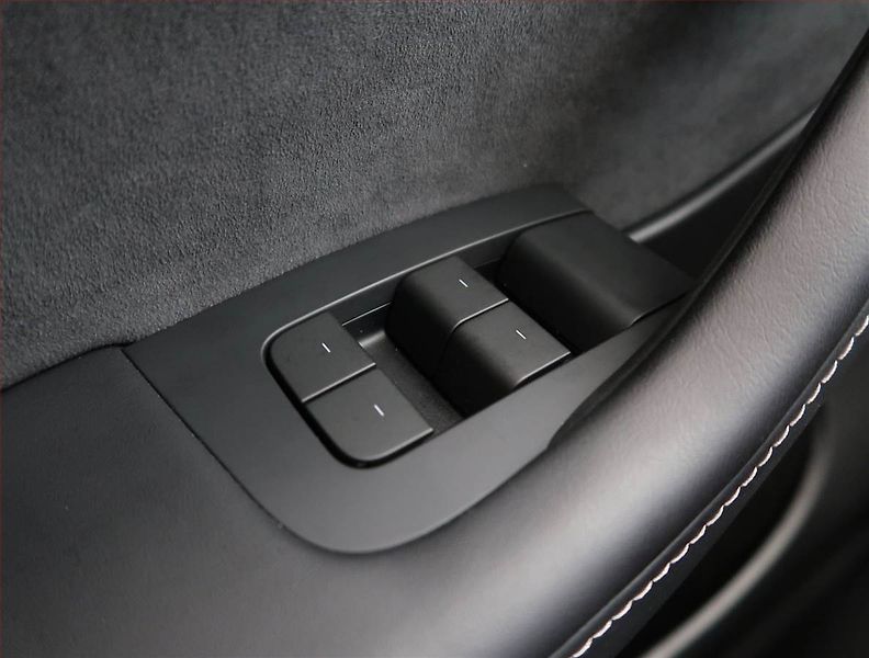 Tesla Model Y (2023) RWD LFP 60kWh, SoH 98% - fotka 19 z 32