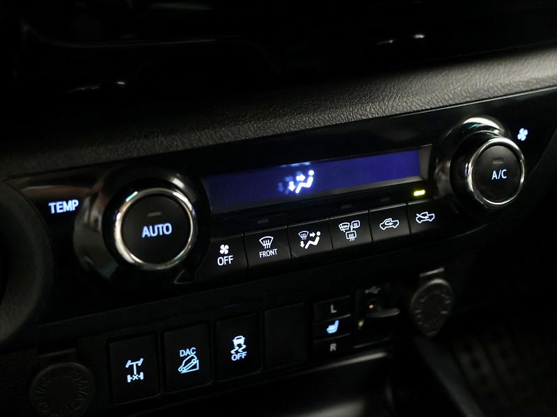 Toyota Hilux 2,4 D-4D 110kW Automat Tažné - fotka 18 z 28