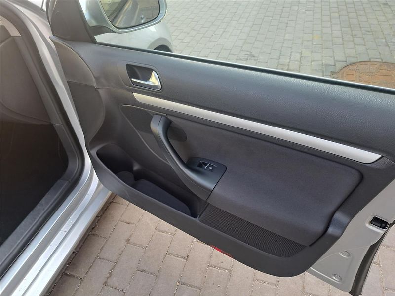 Volkswagen Golf 1,6 TDI Variant - fotka 38 z 43