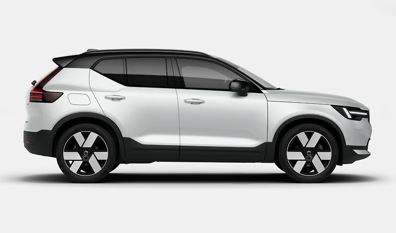 Volvo XC40 (2026) B4 ULTRA DARK AUT - fotka 6 z 13