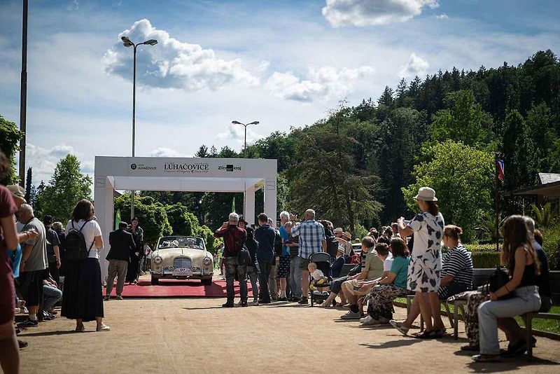 Automobilové skvosty byly k vidění v sobotu v lázeňském městě, kde se při závěru akce Concours d’Elegance Luhačovice 2026 představilo více než 50 historických automobilů z několika evropských zemí.