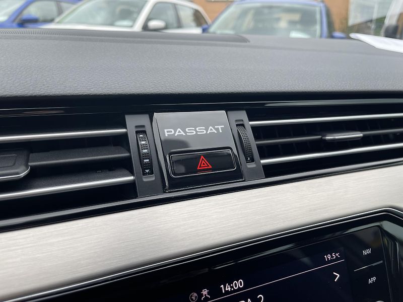 Volkswagen Passat 2.0TDi DSG 4x4 ELEGANCE-DPH-ČR - fotka 14 z 46