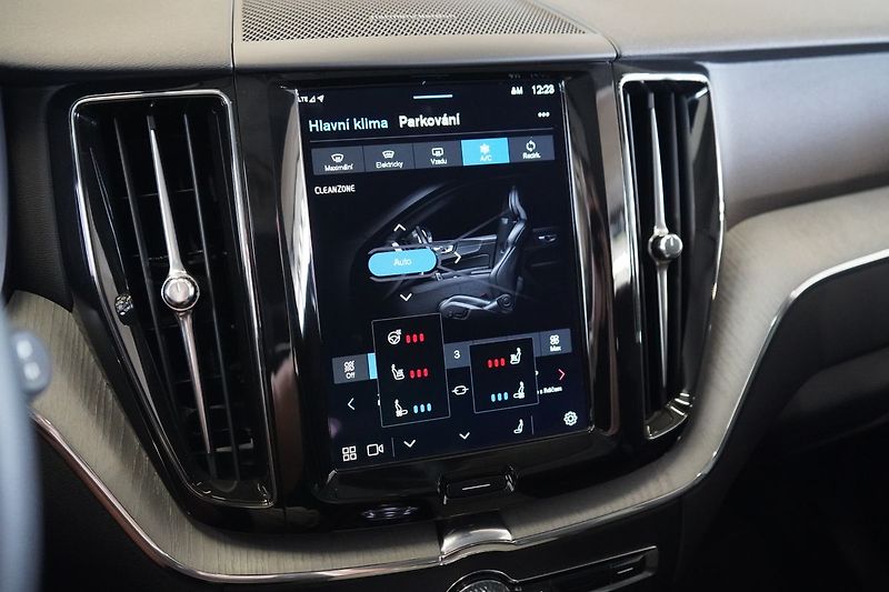 Volvo XC60 B5 AWD Plus Dark, Ventilace - fotka 29 z 46