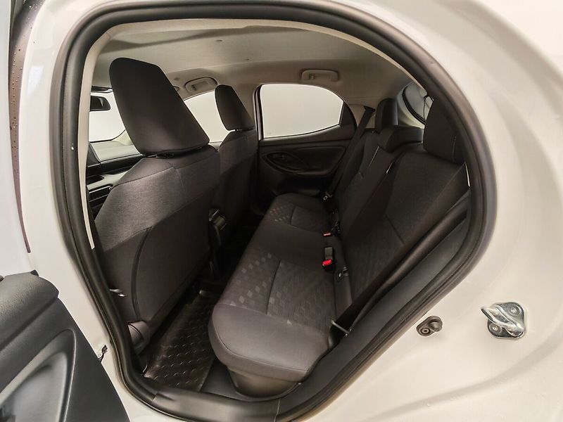 Toyota Yaris 1.5 Hybrid e-CVT Style - fotka 21 z 35