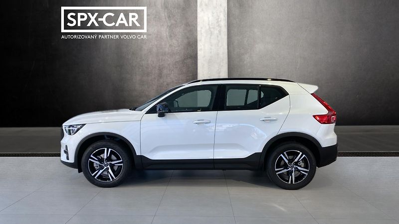 Volvo XC40 (2026) PLUS DARK, B4 FWD, 145+10 kW / - fotka 3 z 11