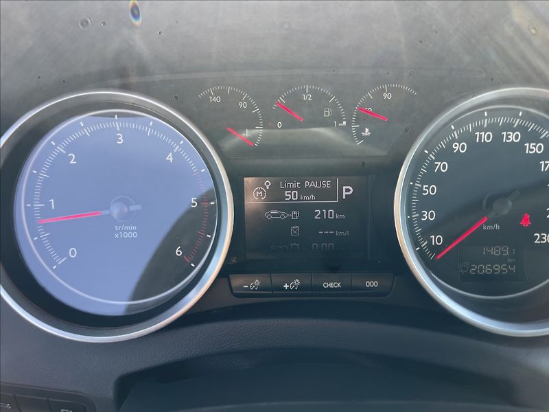 Peugeot 508 2,0 HDI 133kw SW Allure Automa - fotka 16 z 40