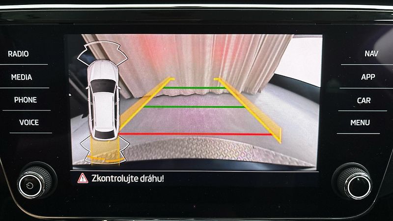 Škoda Superb 2.0 TDI DSG Ambition Combi - fotka 12 z 26