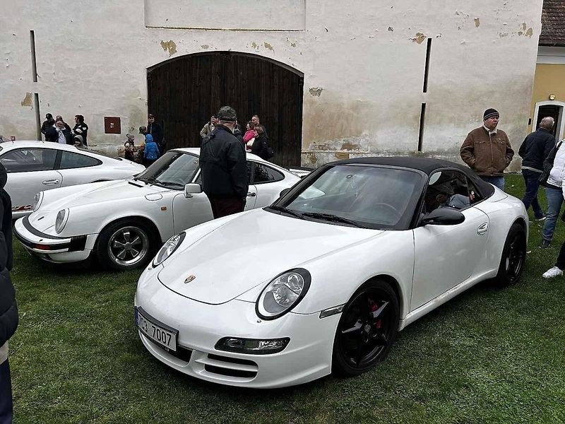 Sraz vozů Porsche ve Švihově na hradě.