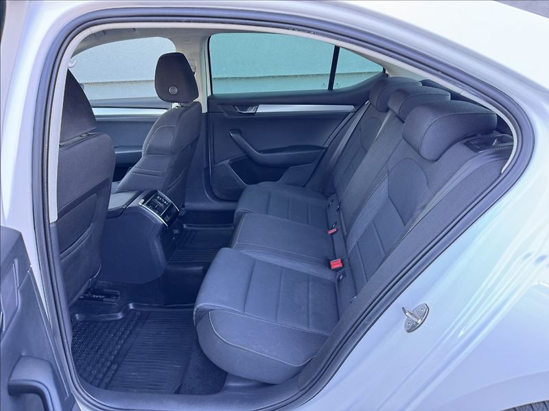 Škoda Superb 2,0 TDI 140kW ACC - fotka 19 z 50