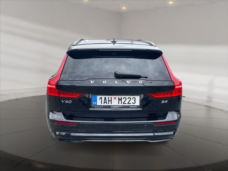Volvo V60 2,0 B4 P Plus Dark AT - fotka 5 z 11