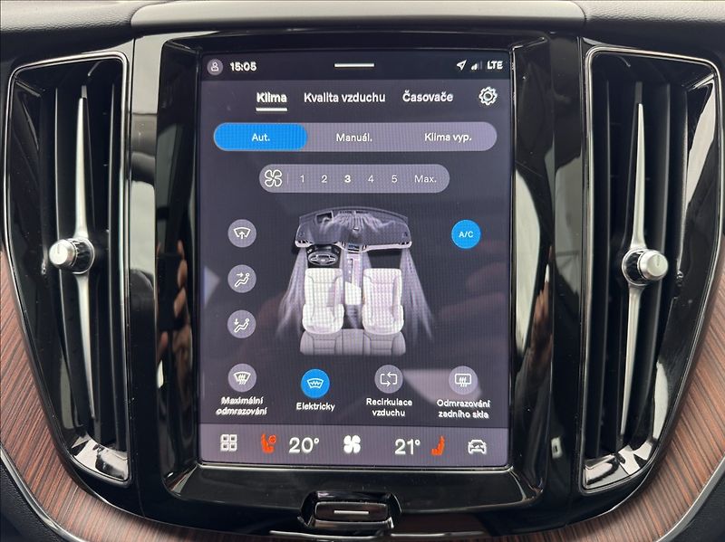 Volvo XC60 2,0 T8 AWD Recharge Plus Dark - fotka 40 z 50