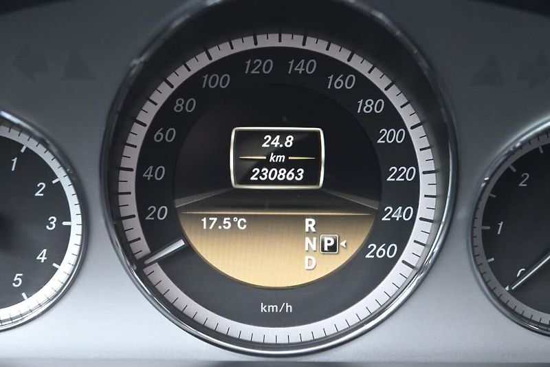 Mercedes-Benz Třídy E (2012) 2.2 220 T 7G-TRONIC Avantgarde - fotka 25 z 30