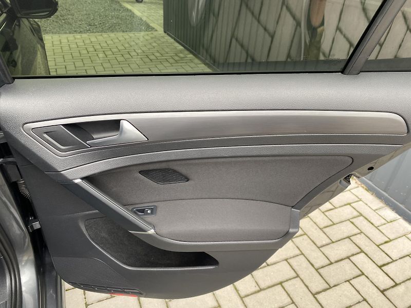 Volkswagen Golf 1.4 TSI 92kW-1xMAJ.-LED- ACC - fotka 36 z 44