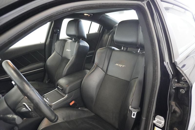 Dodge Charger 6.4 HEMI SRT 8 AUTOMAT - fotka 29 z 39