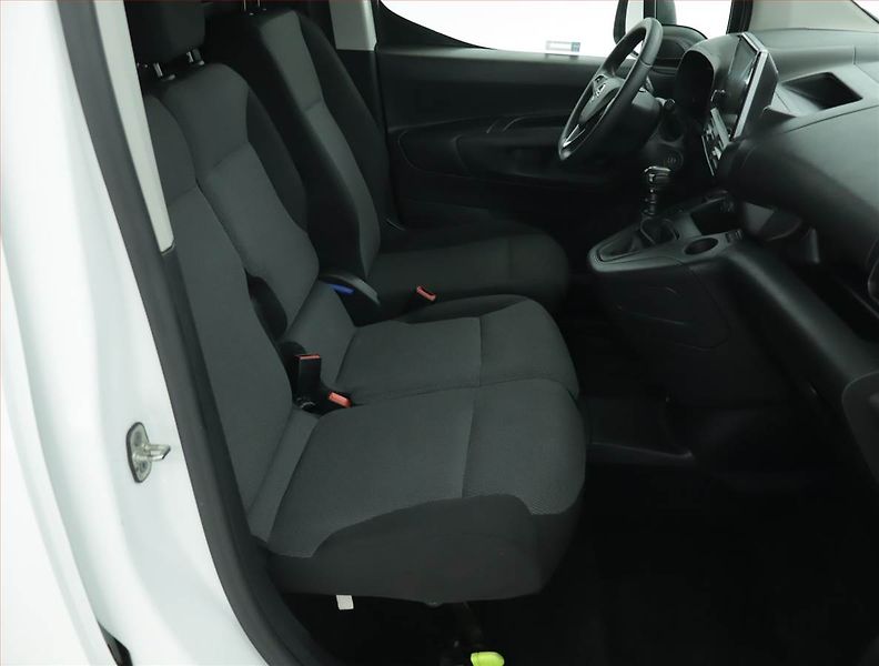 Opel Combo (2022) 1.5 CDTI, 3Místa, ČR, 1Maj - fotka 9 z 17